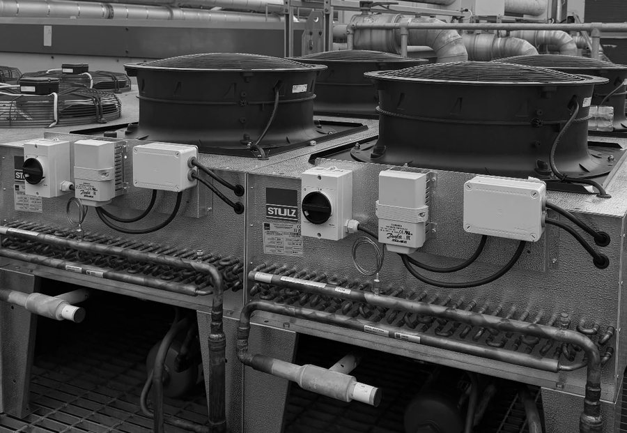 Rooftop STULZ condenser installation
